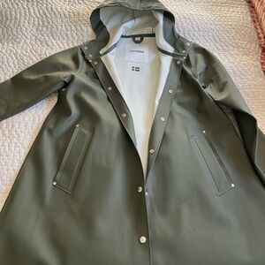 Stutterheim Mosebacke Women's Olive Rain Coat